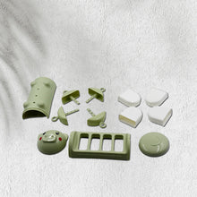 Popsicle mold set featuring pig shapes, suitable for homemade ice candy.