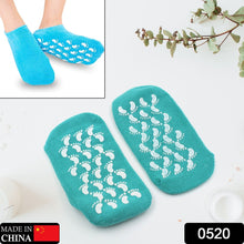 Socks for moisturizing and softening cracked feet