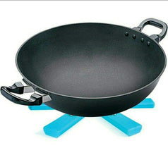 Portable and foldable kitchen hot mat, non-slip and heat-resistant.